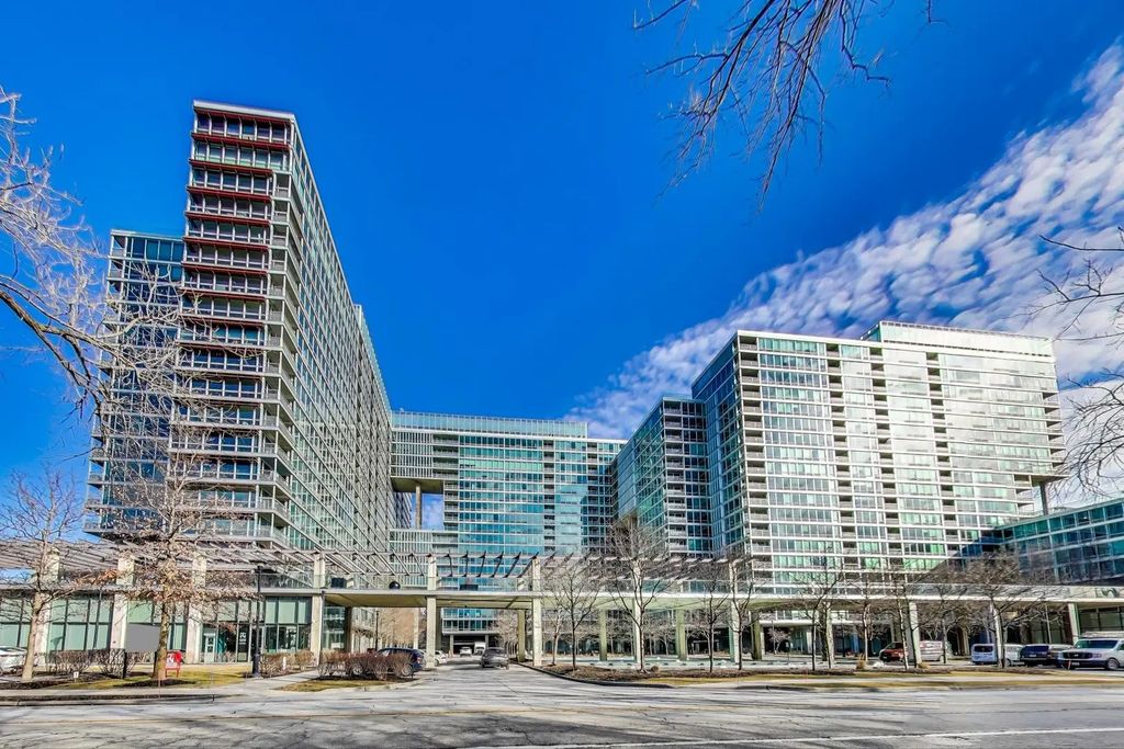 9655 Woods Drive 403, Skokie, 60077