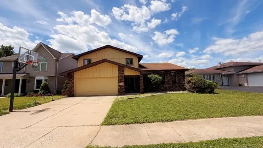 18348 Carriage Lane, Lansing