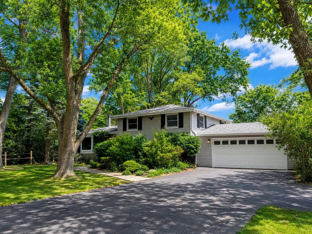 8 E Rollins Road, Round Lake Beach