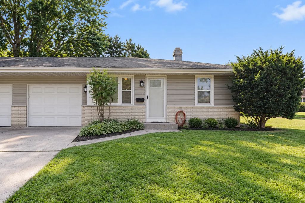 621 Hiawatha Drive, Elgin