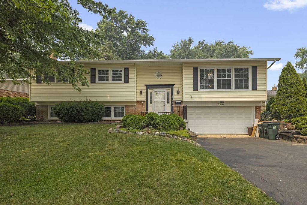 610 W Burning Tree Lane, Arlington Heights
