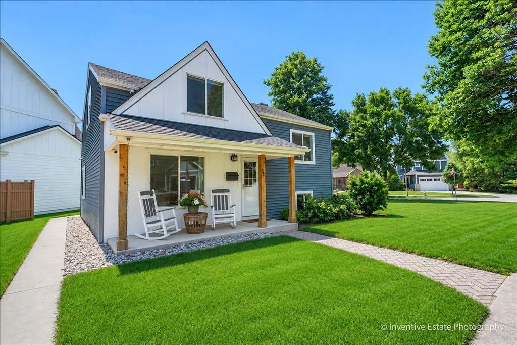 331 W Hillside Avenue, Elmhurst