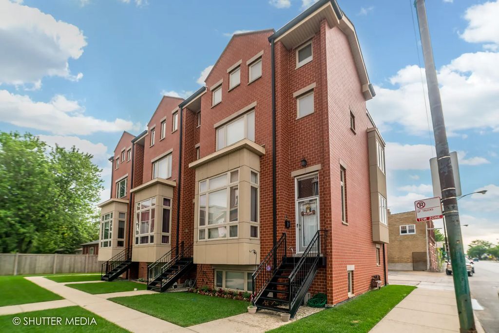 4251 W Montrose Avenue, Chicago
