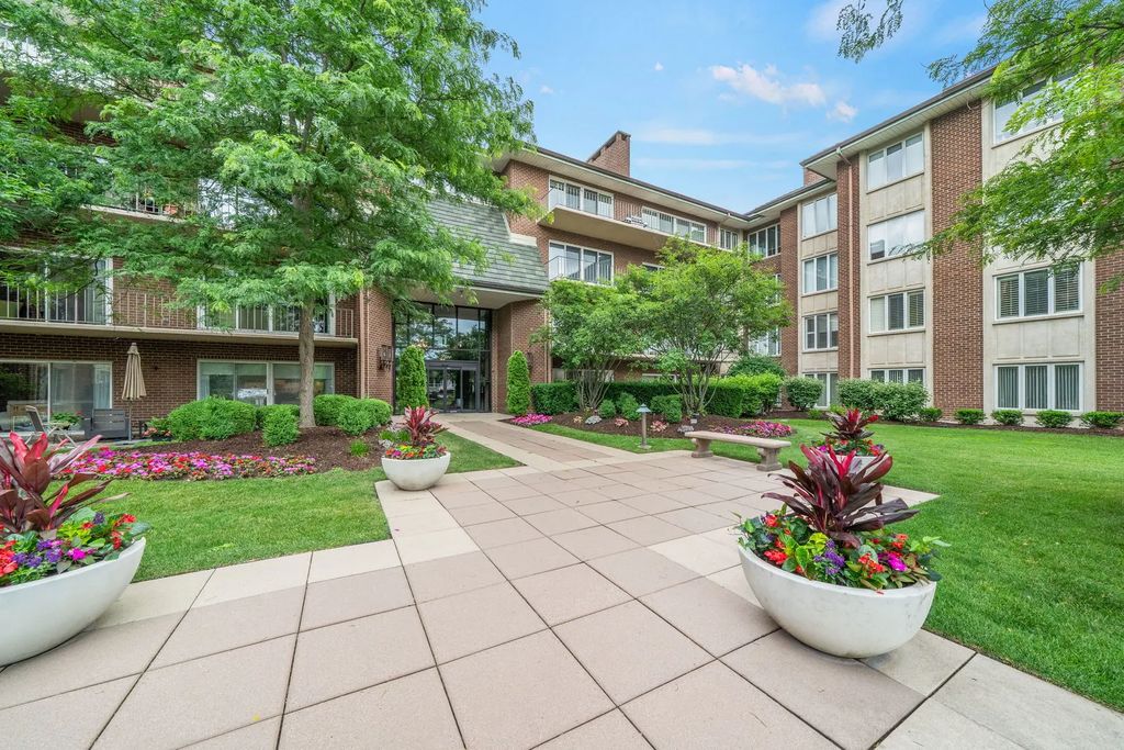 5 Oak Brook Club Drive P1n, Oak Brook