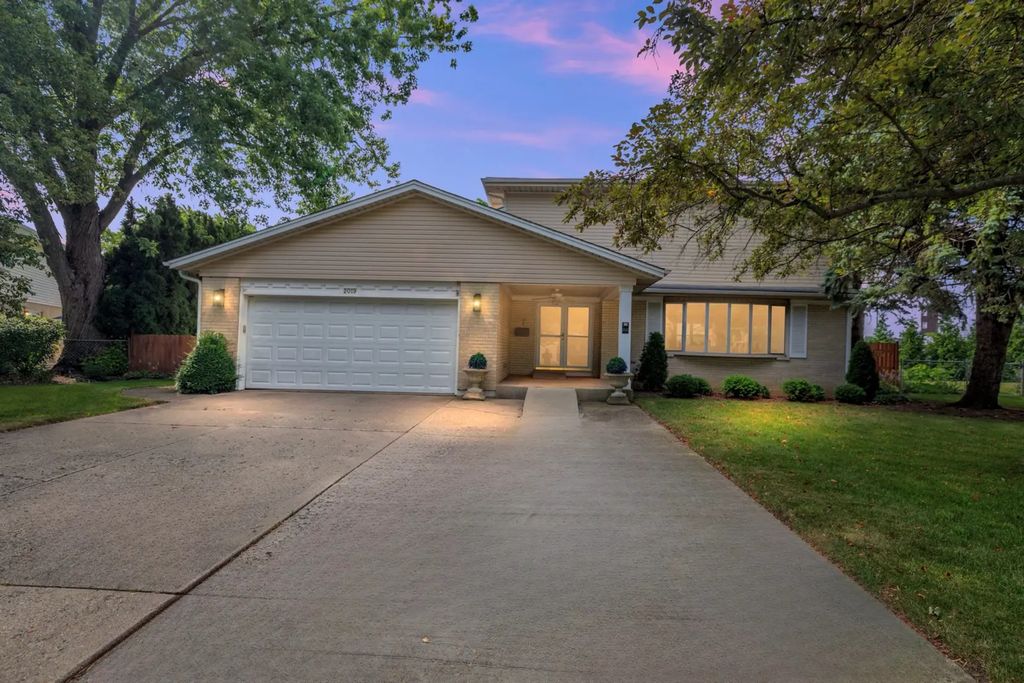 2019 E Avon Lane, Arlington Heights