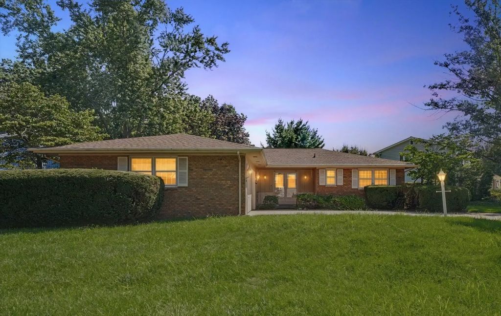 10 Greenfield Court, Savoy
