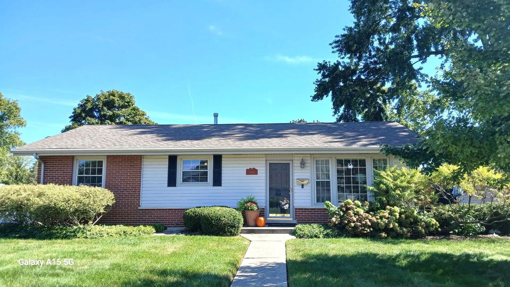 13039 W Playfield Drive, Crestwood