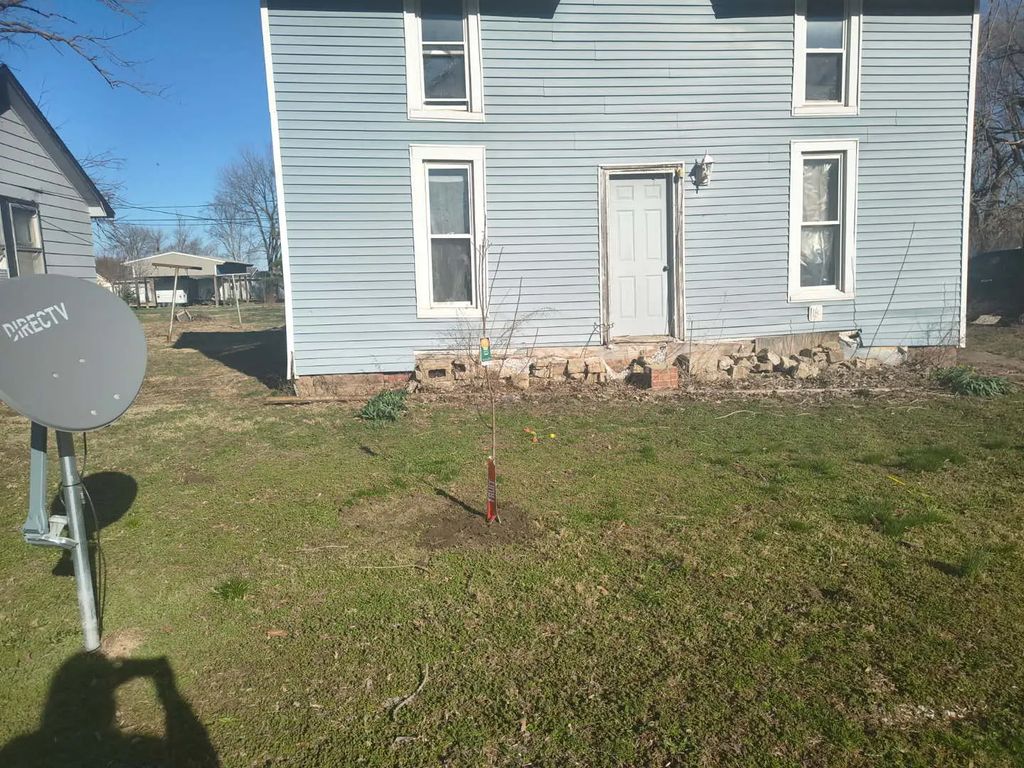 305 E Chestnut Street, Cowden