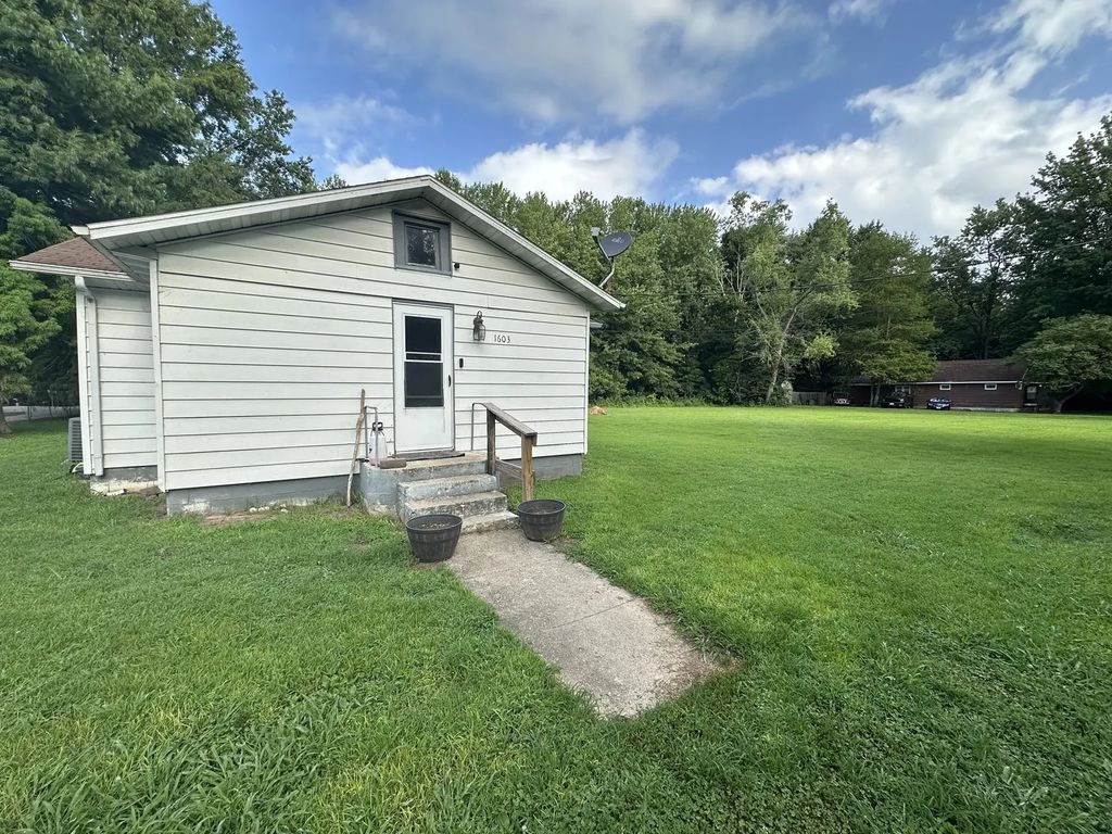 1603 West Road, West Frankfort