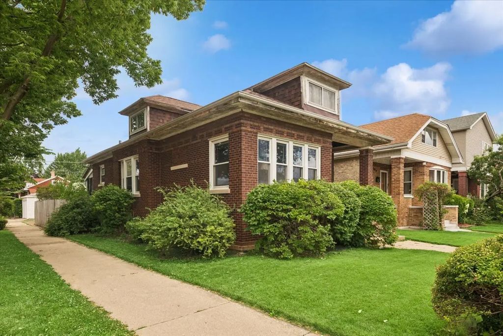 5058 W Barry Avenue, Chicago