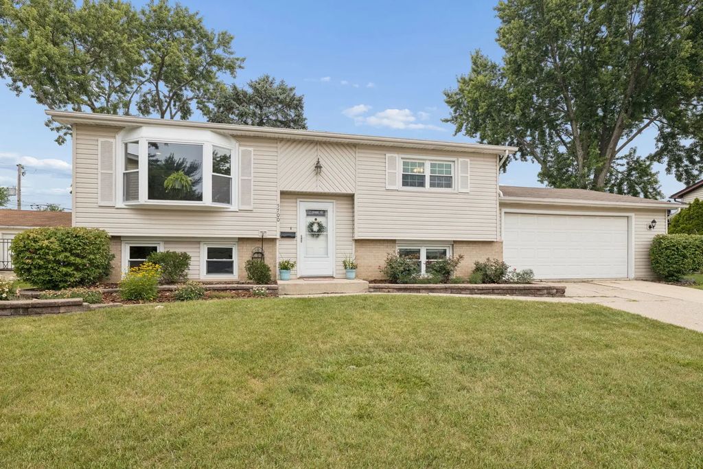 5700 Victoria Drive, Oak Forest