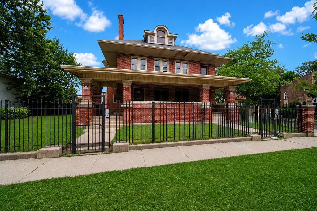 446 N Pine Avenue, Chicago