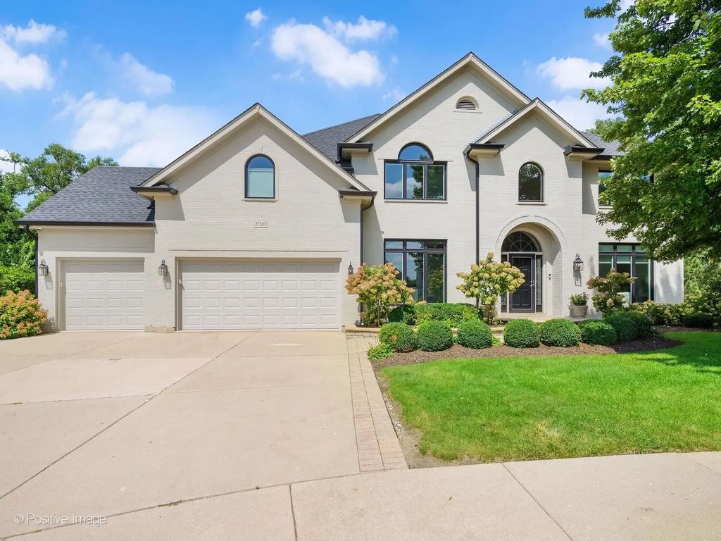 2s351 Chaucer Court, Glen Ellyn