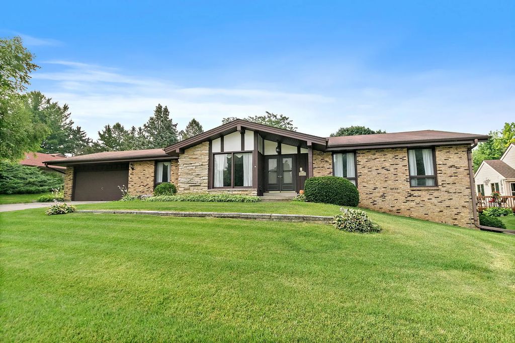 318 Laurel Lane, DeKalb
