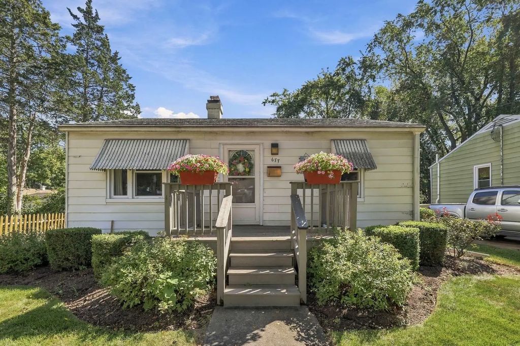 677 Clark Street, Elgin