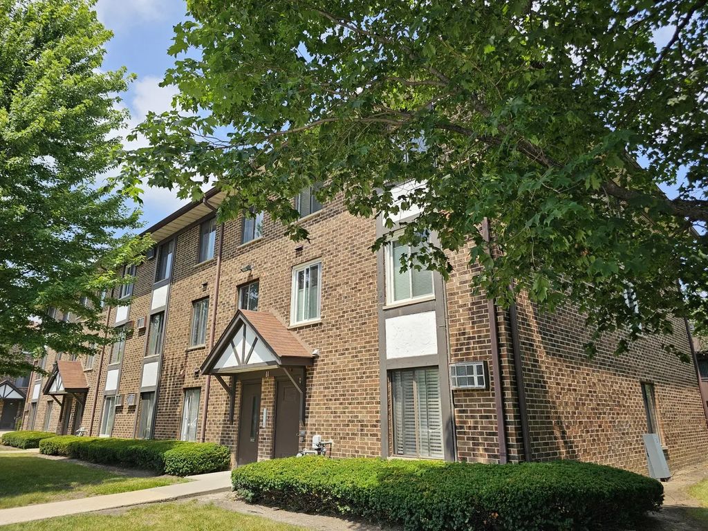 11 Crestview Lane 10, Vernon Hills
