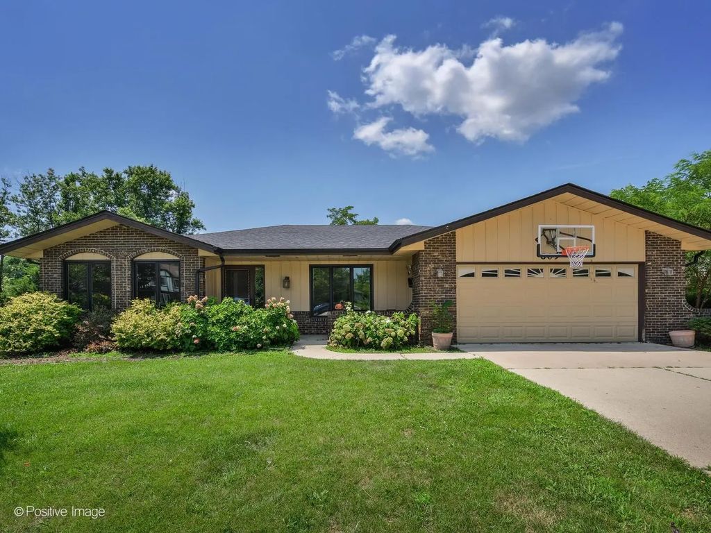 809 Brook Court, Glen Ellyn