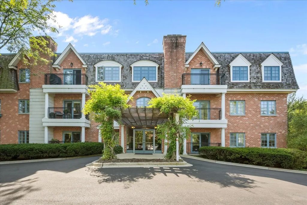 153 E Laurel Avenue 202, Lake Forest, 60045