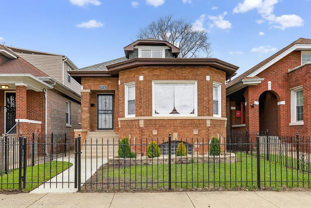 8132 S Paxton Avenue, Chicago, 60617