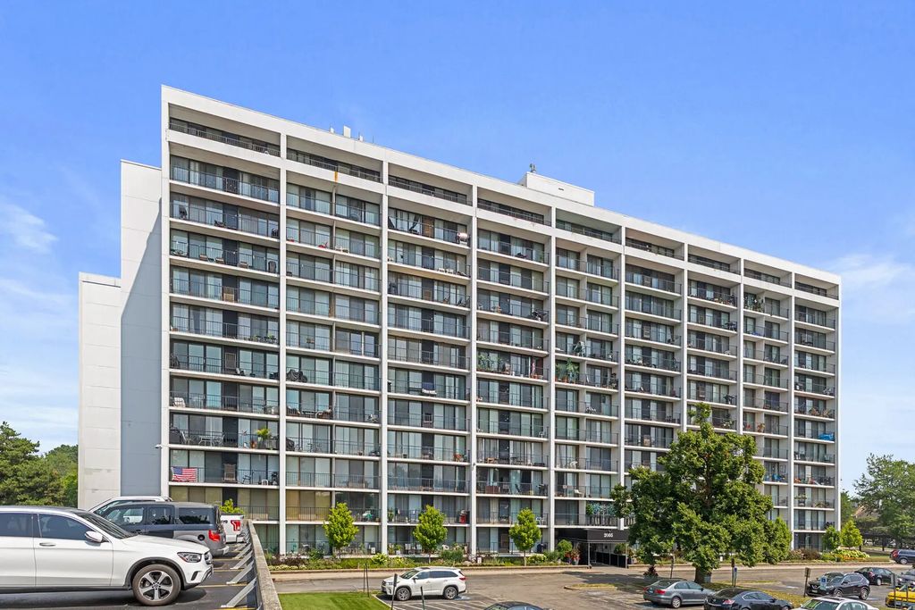 2005 S Finley Road 103, Lombard