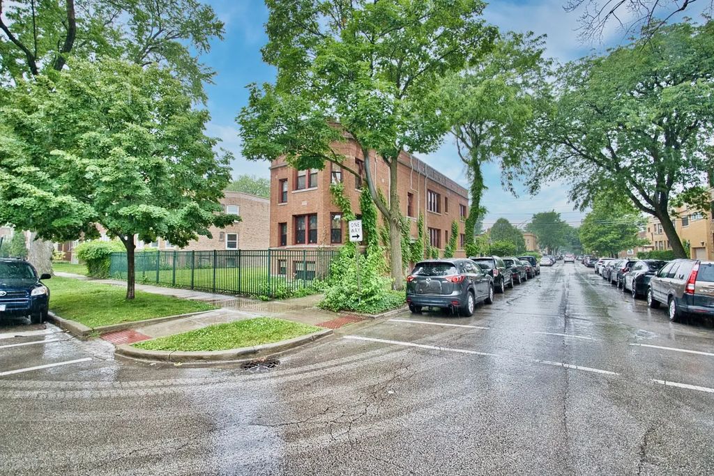 2437 W North Shore Avenue 2, Chicago