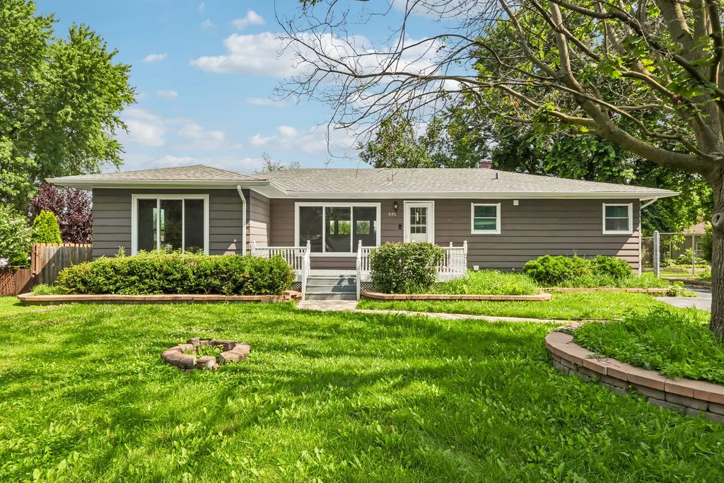 520 Woodlyn Drive, Aurora