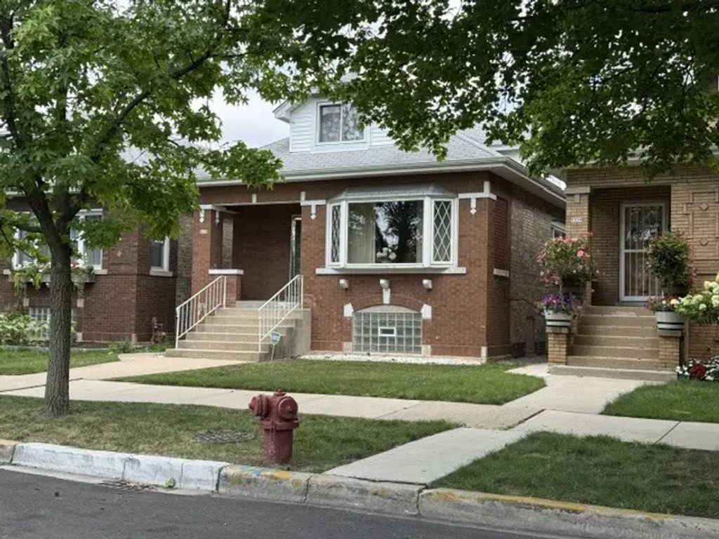 5330 W Melrose Street, Chicago