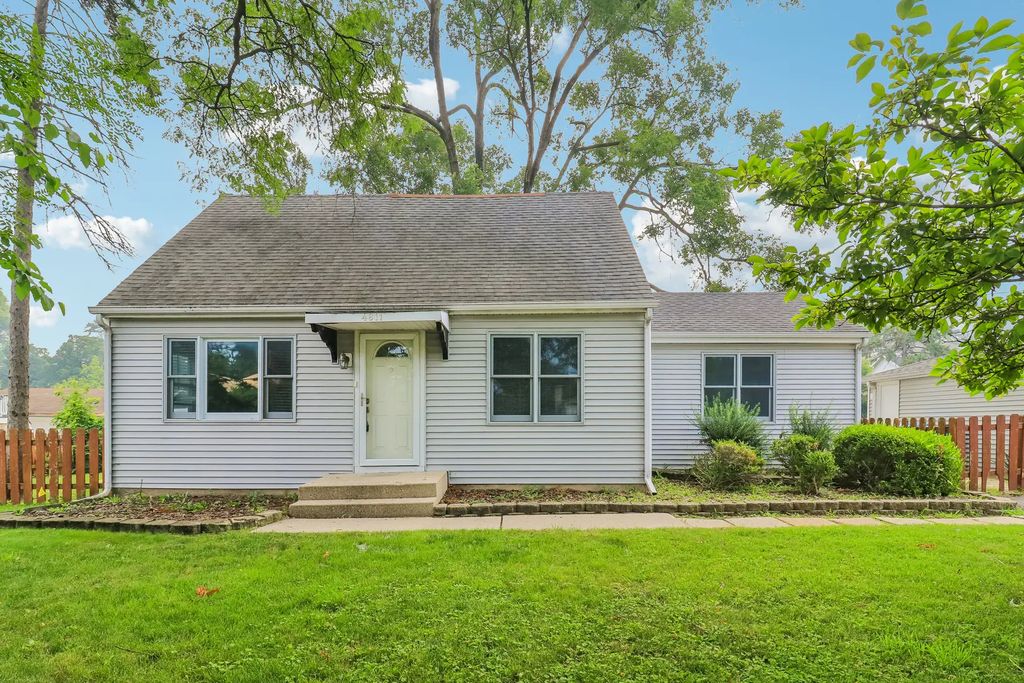 4811 Roslyn Road, Downers Grove