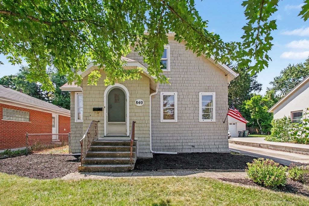 840 N Arlington Heights Road, Arlington Heights