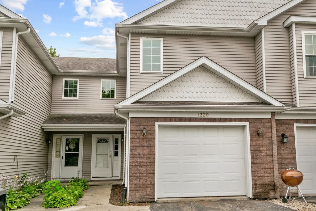 1320 E Arnold Street, Sandwich