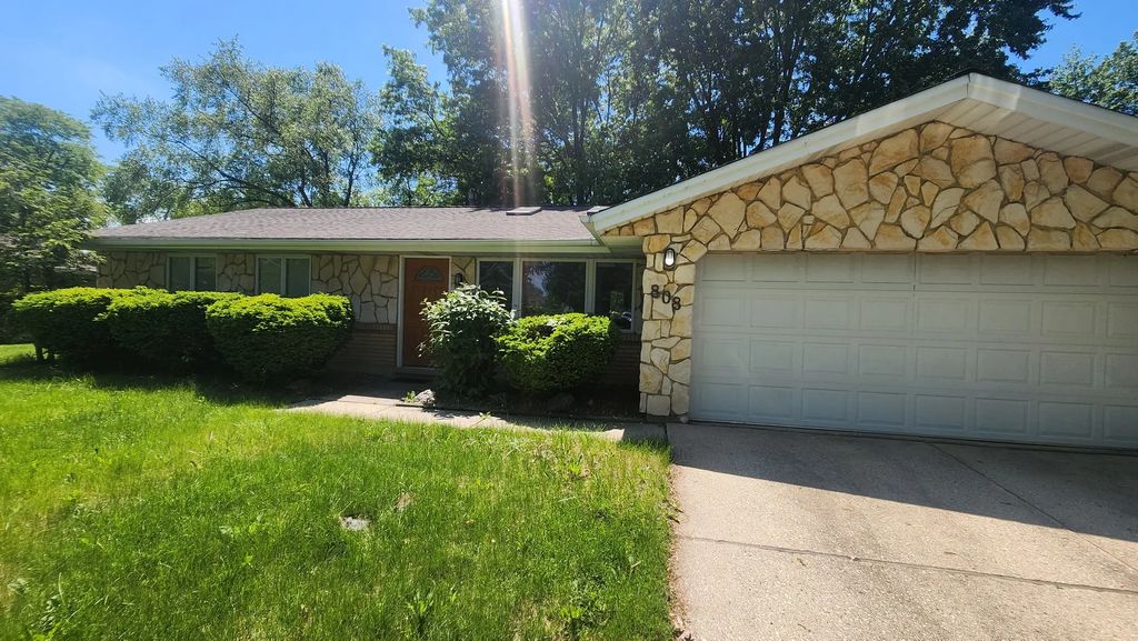 808 S Cedarcrest Drive, Schaumburg