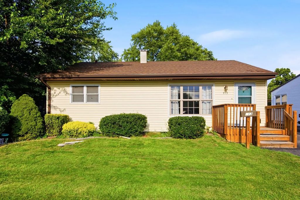 913 Church Road, Aurora