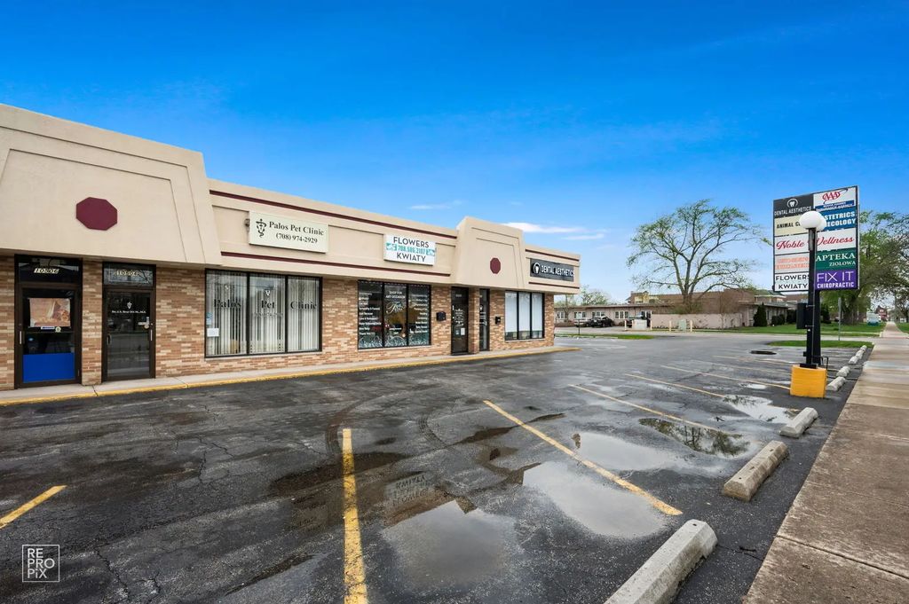 10504 S Roberts Road, Palos Hills