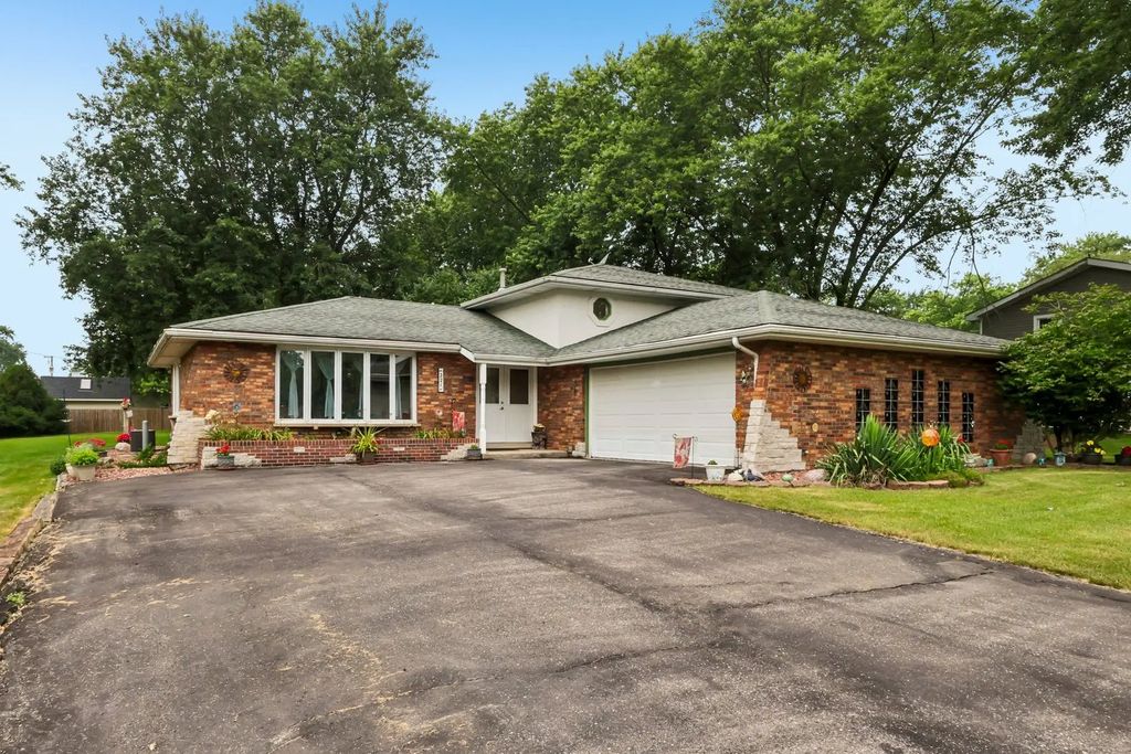 221 S Anderson Road, New Lenox