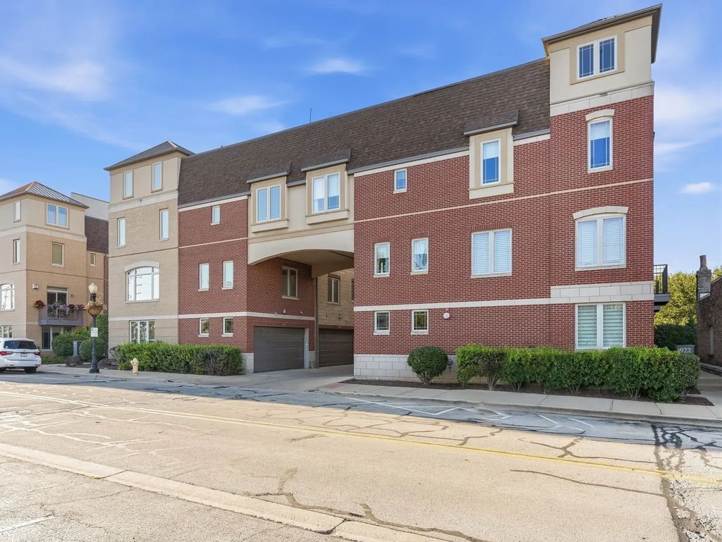 922 Warren Avenue 105, Downers Grove