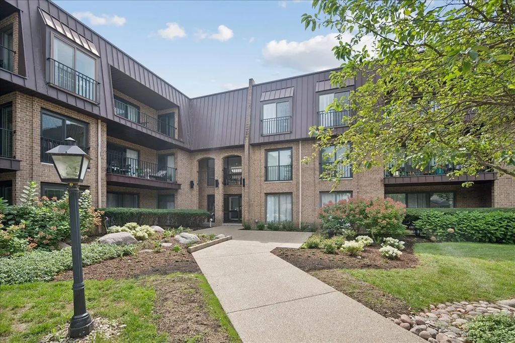 1 The Court Of Harborside 204, Northbrook, 60062