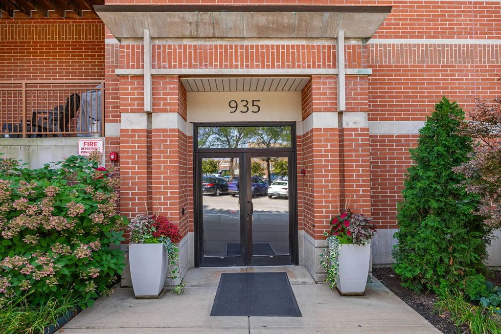 935 Burlington Avenue 309, Downers Grove
