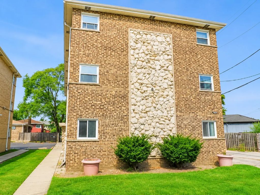 2440 River Road 1e, River Grove