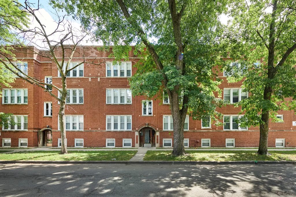 7209 N Damen Avenue 3, Chicago