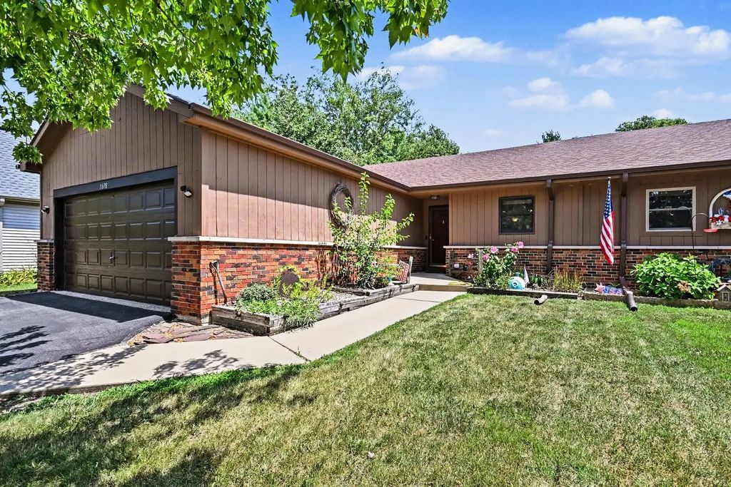 1608 Walsh Drive, Yorkville