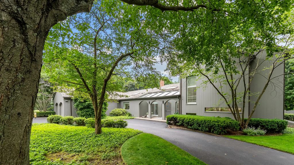 107 N Mayflower Road, Lake Forest, 60045