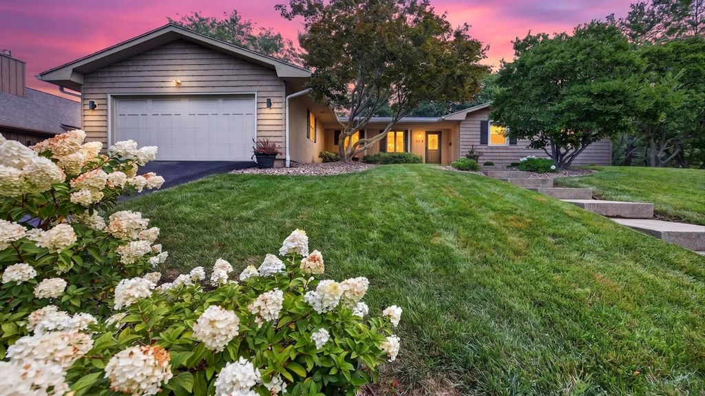 224 Fleetwood Drive, Bloomington