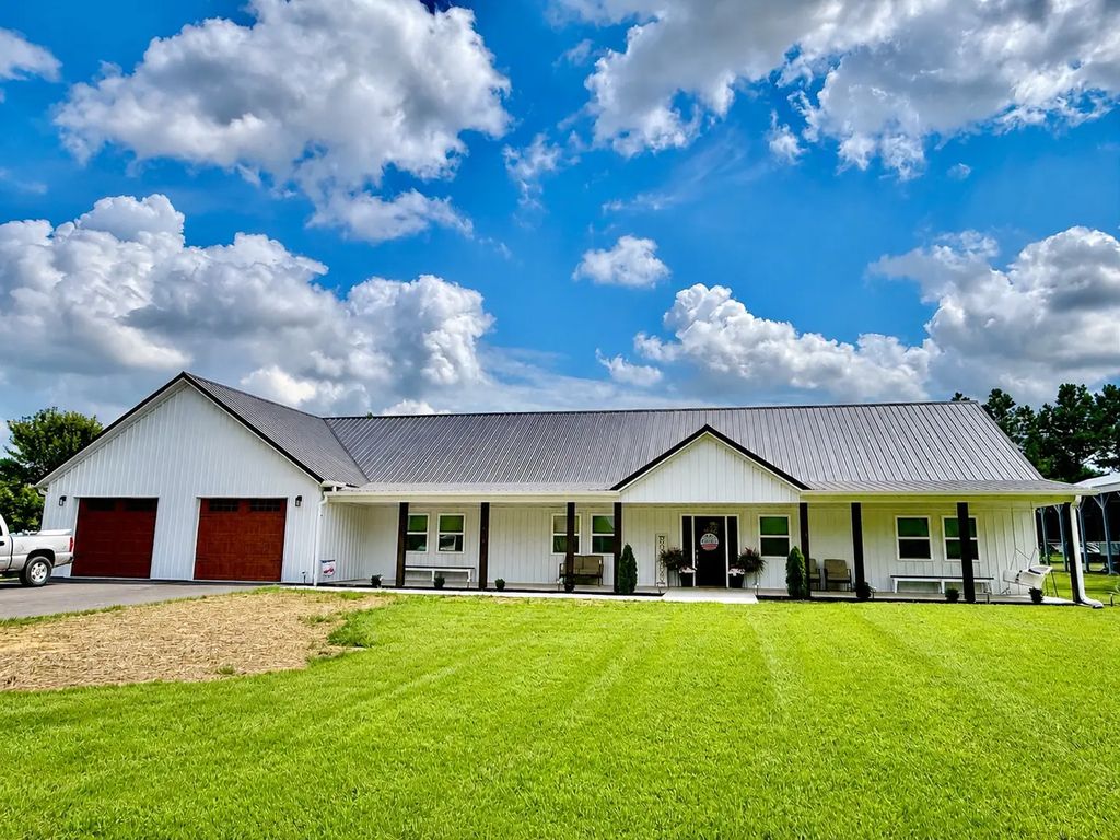 44 Woodland Drive, Metropolis