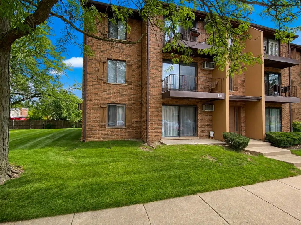 621 N Briar Hill Lane 4, Addison