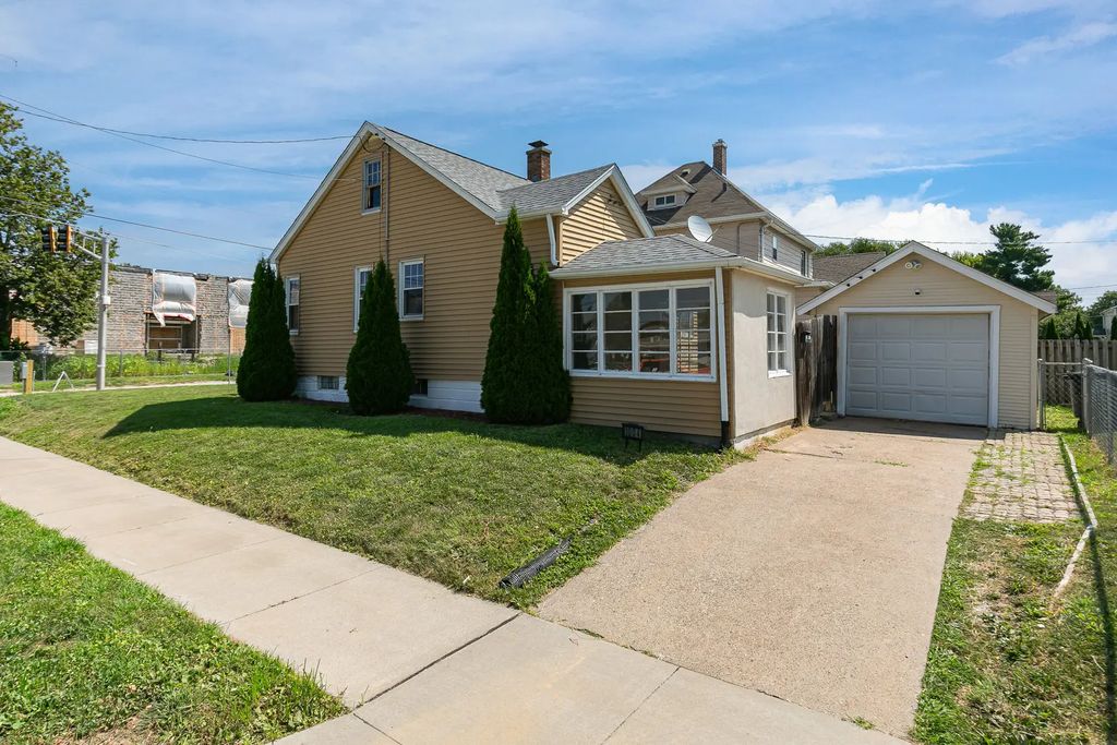 1004 16th Avenue, Moline