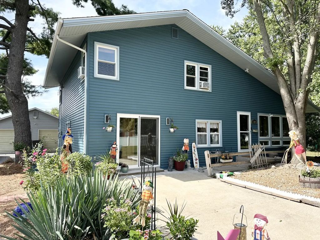 320 E Lincoln Avenue, Watseka