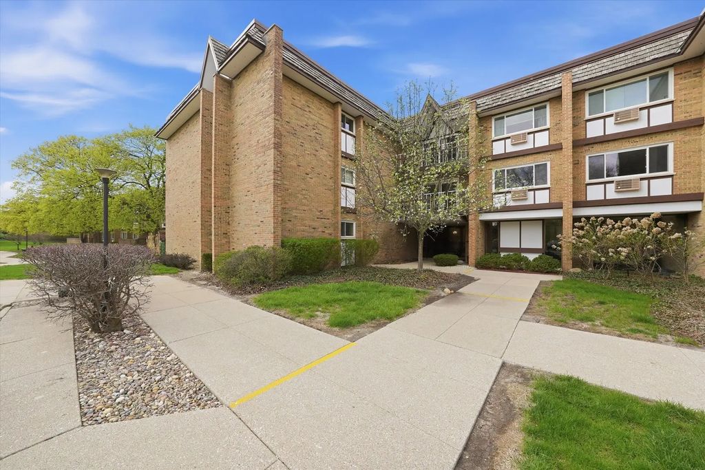 300 Claymoor Road 2e, Hinsdale