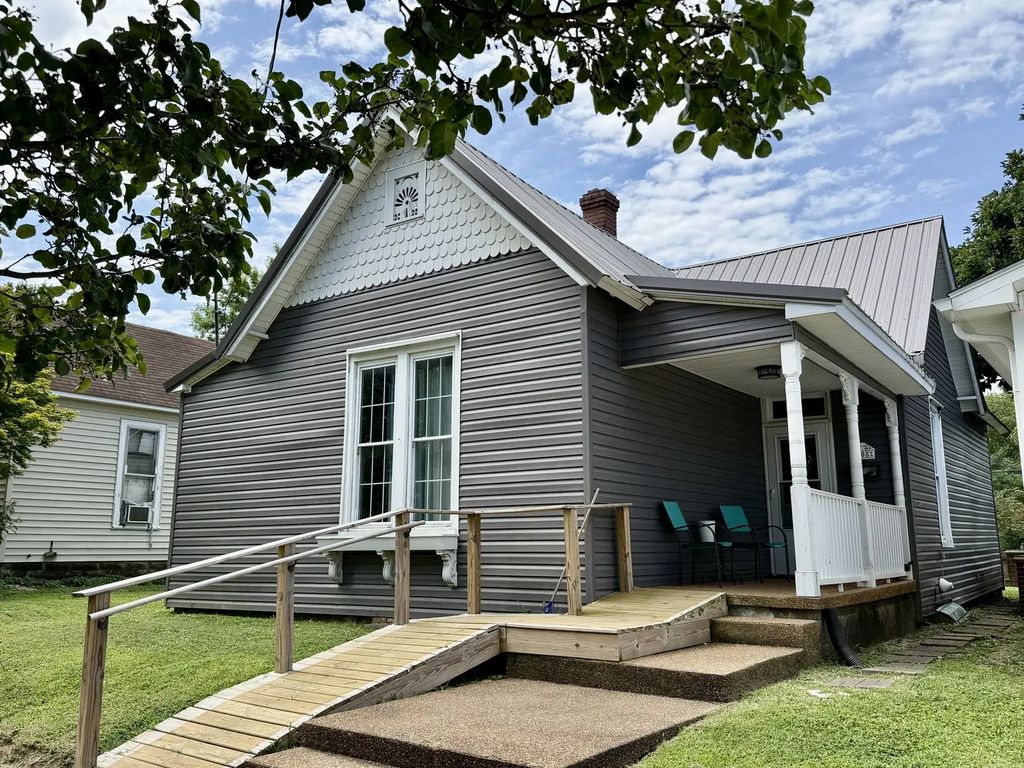 208 E 8th Street, Metropolis