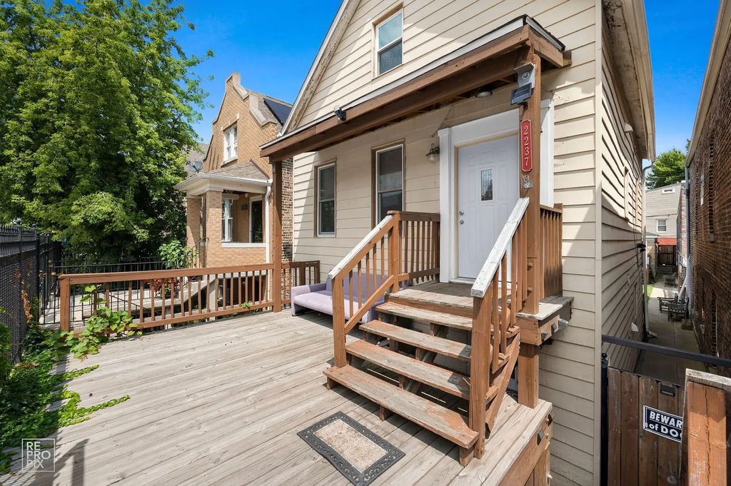 2237 S Oakley Avenue, Chicago, 60608