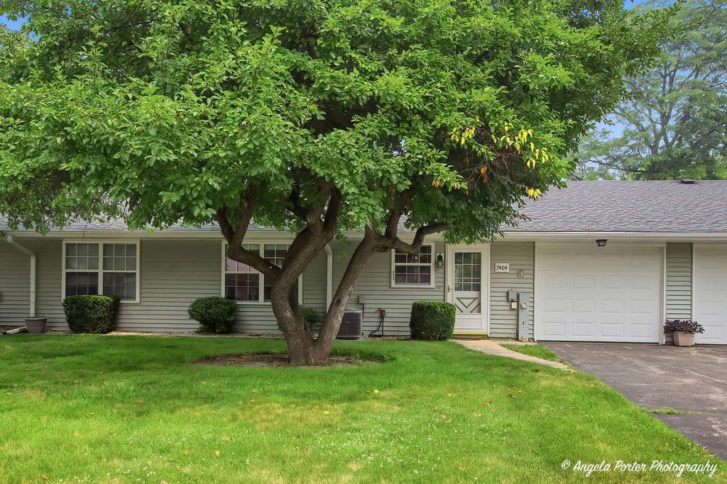 7404 Crest Hill Court 215, Fox Lake